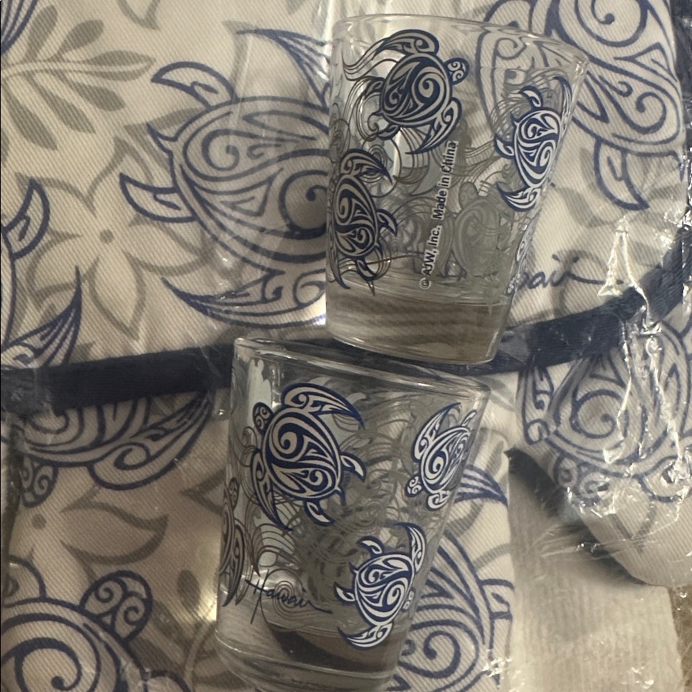 Hawaiian Blue White Pot Holder, Oven Mitt & Towel w/2 matching shot glasses - Picture 2 of 6